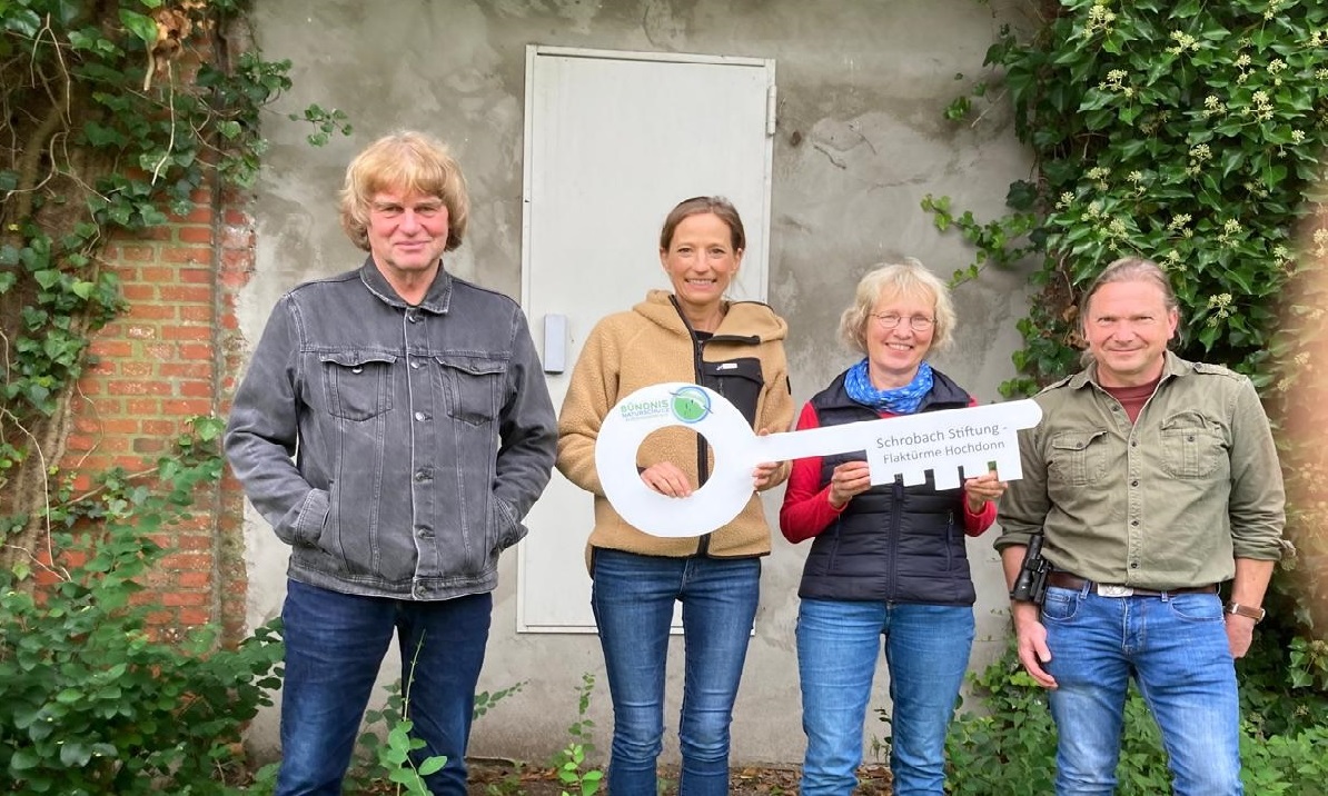 Am Dienstag, 29.09.2026, haben wir symbolisch einen Schlüssel für das neue Winterquartier für Fledermäuse in Hochdonn an die Kurt und Erika Schrobach-Stiftung übergeben. Die beiden seit Jahrzehnten verwaisten, ehemaligen Militärgebäude, ein FLAK- und ein Scheinwerfer-Hochstand, am Rand einer ca. 1 ha großen Ackerfläche, stammen aus den 1930er Jahren.